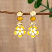 一对复古珐琅五瓣层叠花朵及闪亮立方氧化锆吊坠耳环，手工制作，适合女性日常、休闲或派对佩戴，亦可作为礼物赠送。形状、颜色和花朵图案位置可能略有不同。 - 檸檬黃 - 查看 10