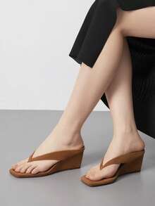 Athlefit Women's Low Wedge Sandals Square Toe Flip Flops Dressy Thong Heels Open Toe Summer Beach Sandals - Da lộn màu nâu - Xem 5