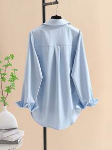 Koszula damska z kołnierzykiem i kieszeniami haftowanymi, prosta, ale nie monotonna, jednorzędowa, z długim rękawem - Niebieski - Zobacz 6