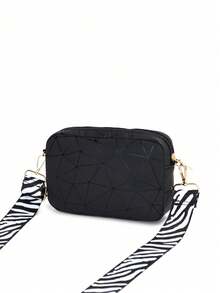 1个女童简约斜挎包，时尚菱格纹图案搭配斑马纹肩带，理想的礼物之选