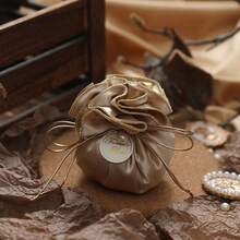 Elegante Saco de Presente de Casamento de Seda Verde Menta com Detalhes Dourados - Fechamento com Cordão, Perfeito para Doces e Pequenos Presentes, Ideal para Casamentos e Ocasiões Especiais. Saco de Presente de Casamento | Design Elegante | Material de Seda, Presente de Casamento, Saco de Presente, Embalagem de Presente, Saco de Natal, Saco de Presente Pequeno, Lembrança de Casamento, Presente para Convidado de Casamento - Multicolorido - Visão 26