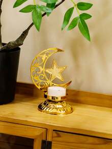 一套星月雕花烛台。烛台采用金属材质，饰以新月、五角星和交织花卉雕刻图案。其风格融合了星月主题和复古雕刻纹样。 - 彩色 - 查看 5