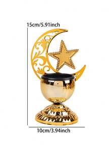 一套星月雕花烛台。烛台采用金属材质，饰以新月、五角星和交织花卉雕刻图案。其风格融合了星月主题和复古雕刻纹样。 - 彩色 - 查看 10