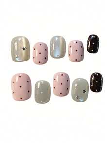 10片装 这款美甲设计名为“奶茶波点星光”：以柔和的粉彩色调（浅鼠尾草绿和腮红粉）搭配浓郁的棕色，点缀以俏皮的波点和闪亮的星星铆钉。光泽感十足，赋予指甲微妙而精致的光泽，完美平衡了甜美与低调的魅力，打造温柔而别致的日常风格。美甲用品 手工按压式美甲 - 彩色 - 查看 1