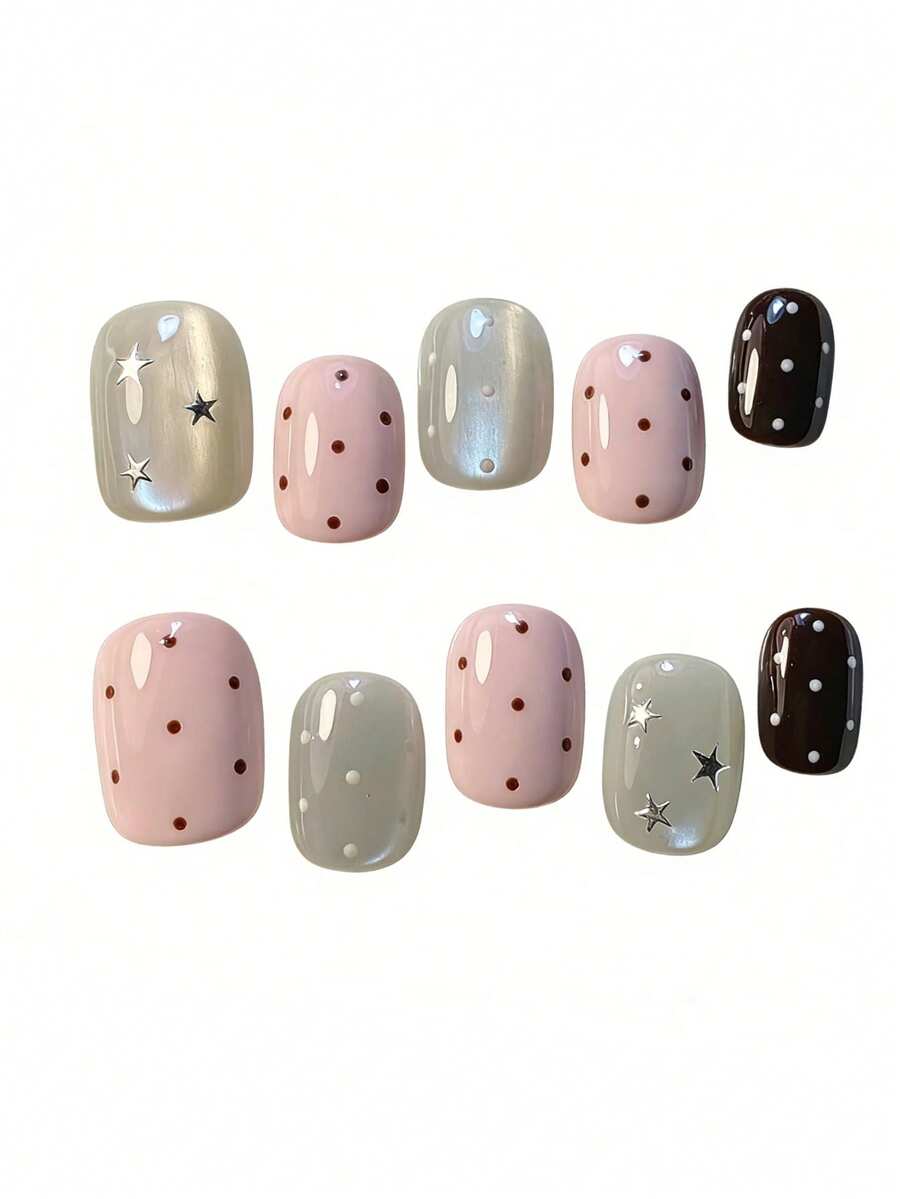 10片装 这款美甲设计名为“奶茶波点星光”:以柔和的粉彩色调(浅鼠尾草绿和腮红粉)搭配浓郁的棕色,点缀以俏皮的波点和闪亮的星星铆钉。光泽感十足,赋予指甲微妙而精致的光泽,完美平衡了甜美与低调的魅力,打造温柔而别致的日常风格。美甲用品 手工按压式美甲 - 彩色 - 查看 1