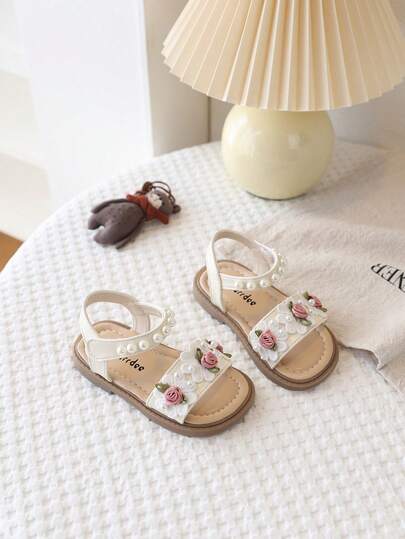 Nuevas sandalias planas para niñas con decoración de perlas y lazos, suela suave antideslizante, zapatos cómodos y elegantes para niños pequeños en verano