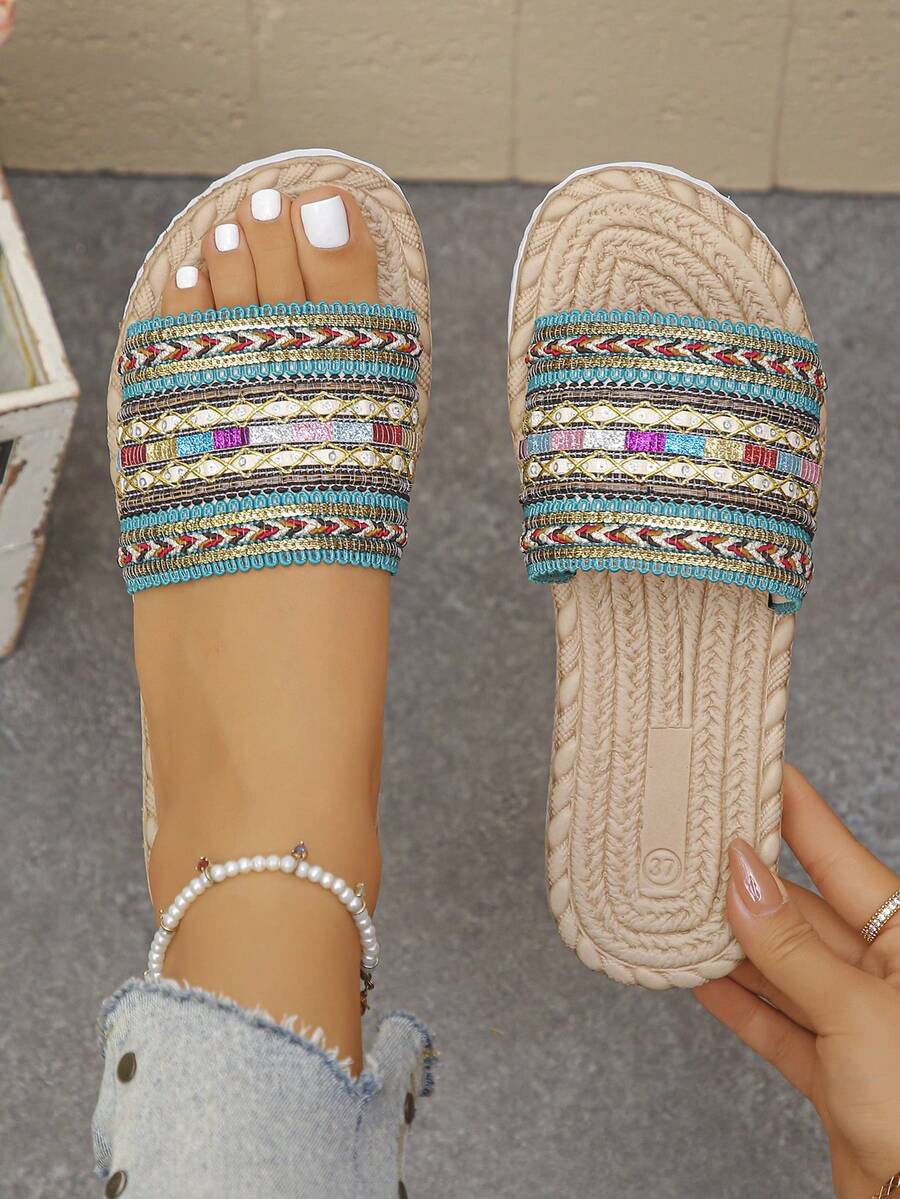 1 par de sandalias planas con suela trenzada de estilo bohemio, cómodas y ligeras, con tiras de color azul pavo real, adecuadas para vacaciones, uso diario, playa y verano