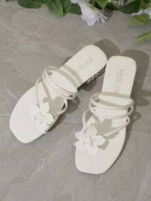 白色花卉人字拖高跟凉鞋，新款交叉花卉人字拖两穿式高跟白色凉鞋，时尚夏季两穿式白色交叉花卉人字拖高跟凉鞋