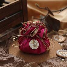 Elegante Saco de Presente de Casamento de Seda Verde Menta com Detalhes Dourados - Fechamento com Cordão, Perfeito para Doces e Pequenos Presentes, Ideal para Casamentos e Ocasiões Especiais. Saco de Presente de Casamento | Design Elegante | Material de Seda, Presente de Casamento, Saco de Presente, Embalagem de Presente, Saco de Natal, Saco de Presente Pequeno, Lembrança de Casamento, Presente para Convidado de Casamento - Multicolorido - Visão 20