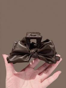 1个韩式蝴蝶结真皮大号发夹，风格柔软奢华，鲨鱼造型，搭配高端真皮蝴蝶结，时尚简约，可作为头饰，适合日常佩戴、派对、秋冬季节、婚礼、新娘发饰、女士发夹、情人节礼物、生日礼物、教师节礼物、闺蜜礼物。女士爪夹优雅发夹