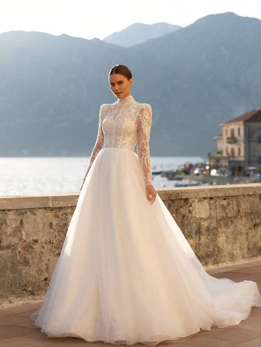 Elegant High-Neck Wedding Dress With Full-Length Sleeves And Lace Panel Detailing – Sophisticated Floor-Length A-Line Gown Featuring A Chic Turtleneck Design, Long Fitted Sleeves, Delicate Lace Insets, And A Gracefully Flowing Silhouette, Perfect For Weddings, Christmas Galas, Halloween Balls, Formal Dances, Birthday Celebrations, And Special Evening Events. A Versatile Choice For Wedding Receptions, Holiday Parties, Anniversary Dinners, Resort Getaways, Black-Tie Occasions, Cocktail Gatherings, Bridal Showers, Wedding Guest Attire, Graduation Formals, Homecoming Events, And As A Refined Bridesmaid Or Timeless Evening Gown. - 白色 - 查看 1