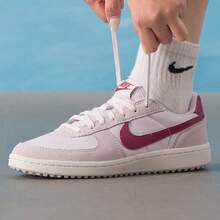 Nike 青少年野外通用轻便运动鞋 - 白色/灰色/紅色 - 查看 2