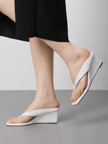 Athlefit Women's Low Wedge Sandals Square Toe Flip Flops Dressy Thong Heels Open Toe Summer Beach Sandals - 白色 - 查看 3