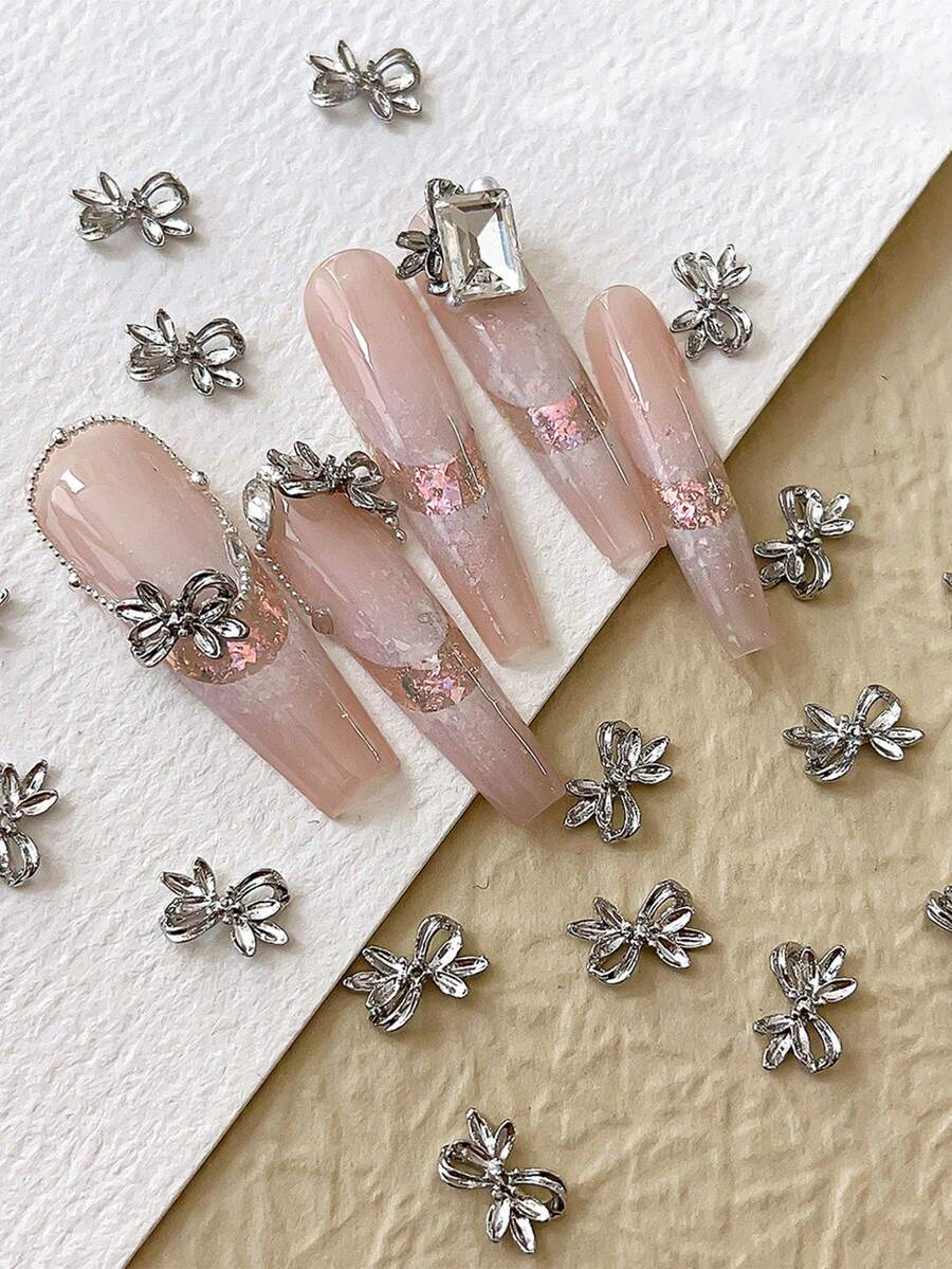 30 件银色蝴蝶结美甲装饰品，精致百搭，风格优雅，是 DIY 美甲的理想之选。美甲用品 - 彩色 - 查看 1