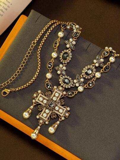 一款复古黑色水钻镶嵌多元素几何椭圆形花朵十字项链，优雅复古，适合女性日常宴会佩戴，是送给母亲和女友的完美礼物。
