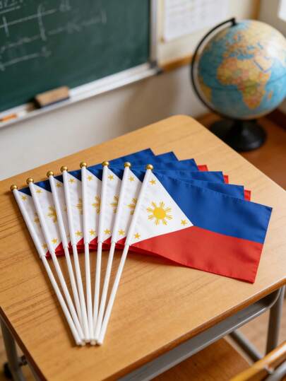 这款菲律宾手持迷你国旗，采用色彩鲜艳耐用的面料制成，饰以明亮的金色太阳和星星图案，与官方设计完全一致。轻便的白色旗杆使其成为国家庆典、文化活动的理想之选，也是一份不错的旅行纪念品。