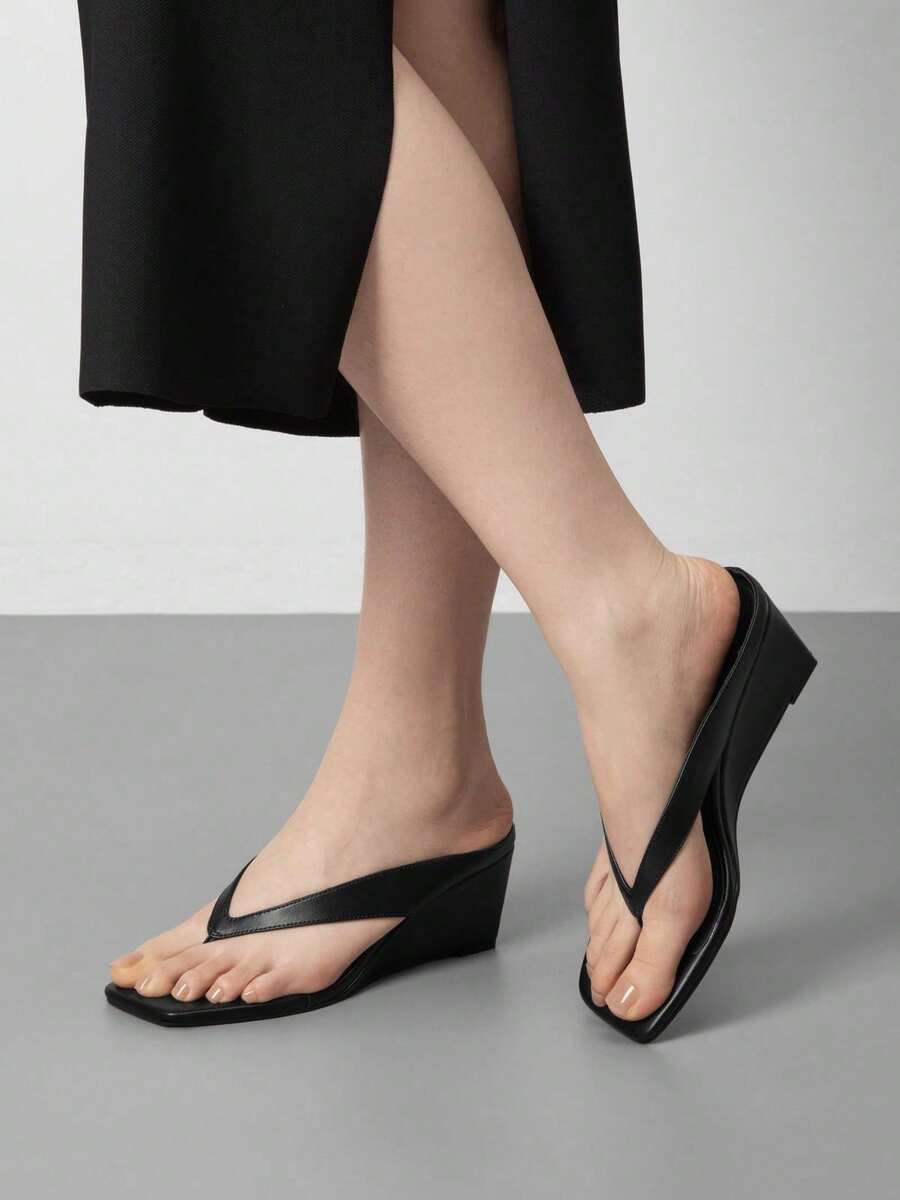 Athlefit Women's Low Wedge Sandals Square Toe Flip Flops Dressy Thong Heels Open Toe Summer Beach Sandals - 黑色 - 查看 1