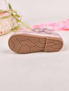 2026新款时尚粉色女童鞋，编织蝴蝶结装饰，图案防滑平底复古公主风鞋，适合女孩在派对、度假或夏季郊游时作为公主鞋穿着。 - 粉色 - 查看 12