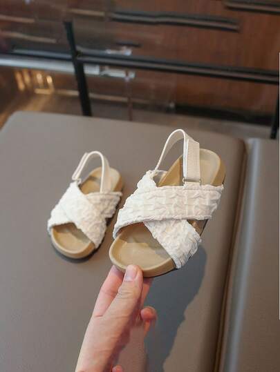 Un par de sandalias de red de tela plisada blanca con para niños, las últimas de verano - Fáciles de usar, adecuadas para varios atuendos infantiles, apropiadas para la vida escolar y salidas diarias