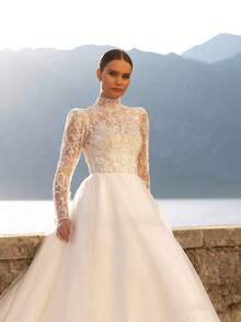 Elegant High-Neck Wedding Dress With Full-Length Sleeves And Lace Panel Detailing – Sophisticated Floor-Length A-Line Gown Featuring A Chic Turtleneck Design, Long Fitted Sleeves, Delicate Lace Insets, And A Gracefully Flowing Silhouette, Perfect For Weddings, Christmas Galas, Halloween Balls, Formal Dances, Birthday Celebrations, And Special Evening Events. A Versatile Choice For Wedding Receptions, Holiday Parties, Anniversary Dinners, Resort Getaways, Black-Tie Occasions, Cocktail Gatherings, Bridal Showers, Wedding Guest Attire, Graduation Formals, Homecoming Events, And As A Refined Bridesmaid Or Timeless Evening Gown. - 白色 - 查看 3