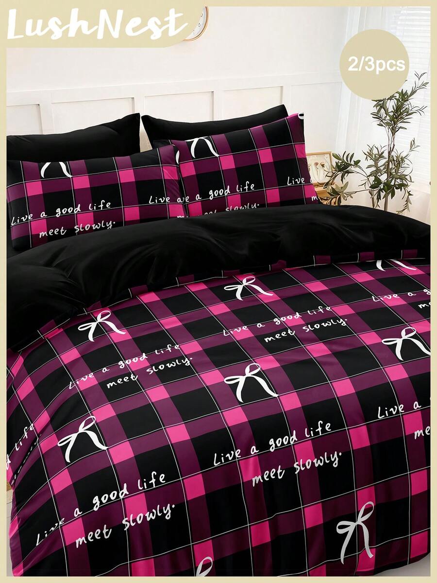 Bộ ga trải giường 3 món họa tiết kẻ caro nơ in chữ và số (1 ga trải giường + 2 vỏ gối, không bao gồm chăn bông), chất liệu sợi polyester mềm mại và thân thiện với da, phù hợp cho phòng ngủ, phòng ngủ chính, phòng khách, sử dụng được quanh năm.