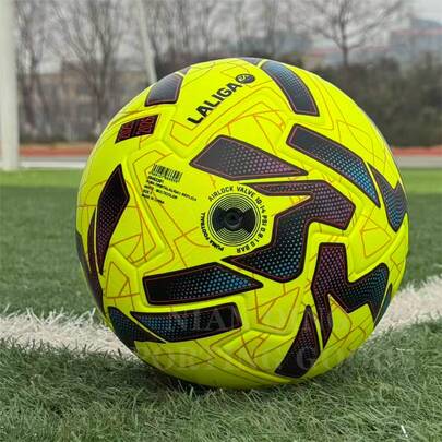 1个成人及青少年训练/比赛专业足球，优质PU皮革，防滑耐用，柔软亲肤，无缝热熔，高级足球，稳定易控，适合室内/室外使用，包含球泵和球网。