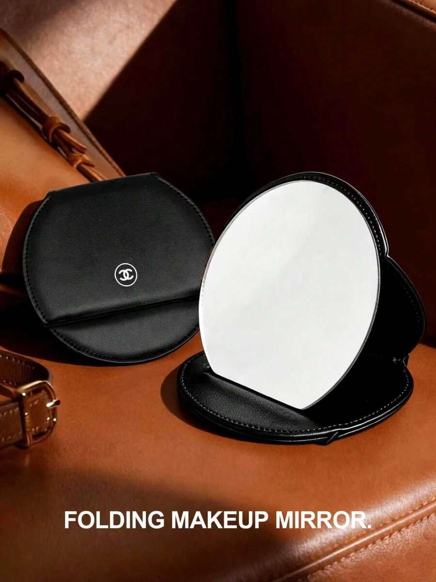 CHANEL Gương trang điểm cao cấp bọc da đen. Gương gập đứng kiểu mới. Mẫu thời trang Xuân Hè 2026 mới. Vật dụng cần thiết khi đi du lịch. Gương phóng đại, giúp nhìn rõ chi tiết hơn khi trang điểm. Tinh tế, nhỏ gọn và dễ mang theo, hoàn hảo để mang đi bất cứ đâu. - màu đen - Xem 1