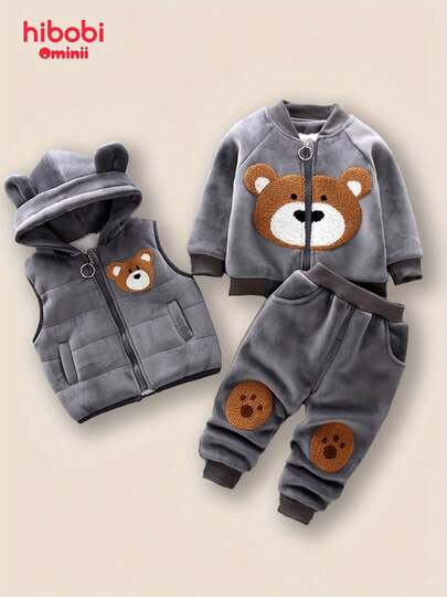 Conjunto de 3 piezas para niño pequeño con top de color liso con apliques de oso, chaqueta con capucha y cremallera, y pantalones a juego