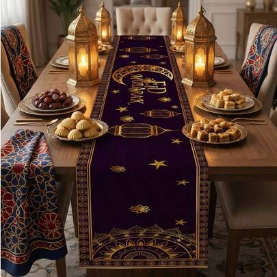 1 khăn trải bàn Ramadan - Màu tím đậm và vàng với chữ 'Eid Mubarak', hình trăng lưỡi liềm vàng, ngôi sao năm cánh, đèn lồng Ramadan và họa tiết viền Hồi giáo, khăn trải bàn trang trí bằng polyester sang trọng, mang phong cách lễ hội Ramadan truyền thống và trang trí bàn ăn Hồi giáo.