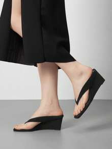 Athlefit Women's Low Wedge Sandals Square Toe Flip Flops Dressy Thong Heels Open Toe Summer Beach Sandals - 黑色絨面革 - 查看 3