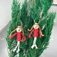 Breloc manual cu omuleț de chibrit din mărgele de lemn țesute - adorabil pandantiv pentru geantă și ornament pentru brad de Crăciun - decor perfect pentru sărbători - roșu - Vizualizare 3