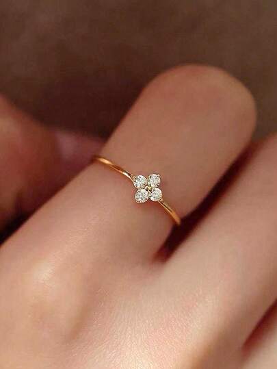 1枚优雅的立方氧化锆四叶草戒指，适合女士日常佩戴，采用铜材质，不易褪色，是理想的礼物之选。