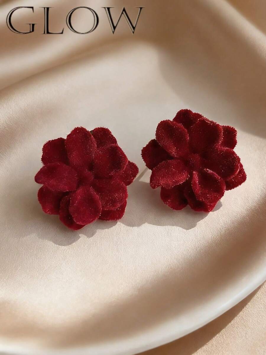 一对优雅的天鹅绒山茶花耳钉，精致甜美，适合少女日常佩戴，也适合新年、情人节等节日佩戴。 - 花朵 - 查看 1