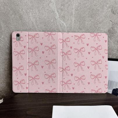 1 ốp lưng bảo vệ màu hồng họa tiết nơ và trái tim - Lý tưởng cho các fan nữ ngọt ngào và những người theo đuổi thiết kế dễ thương, thiết kế dạng gập - Ốp lưng bảo vệ có chân đế đa góc với khe cắm bút, phù hợp với iPad Pro (M5)/iPad Air (M3)/iPad 11 inch (A16)/iPad 10.9/10.2 inch/iPad Air thế hệ thứ 5/iPad Pro 11 inch/thế hệ thứ 10/iPad 9.7 inch/iPad Air 2