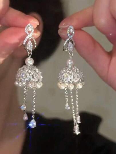 rundraw 2只新款奢华优雅水滴流苏锆石镶嵌金属银耳环，适合订婚、婚礼、新娘、日常、通勤、庆典、派对等场合，可搭配日常服装和配饰，是送给朋友、爱人、情人节、新年等节日的最佳礼物。