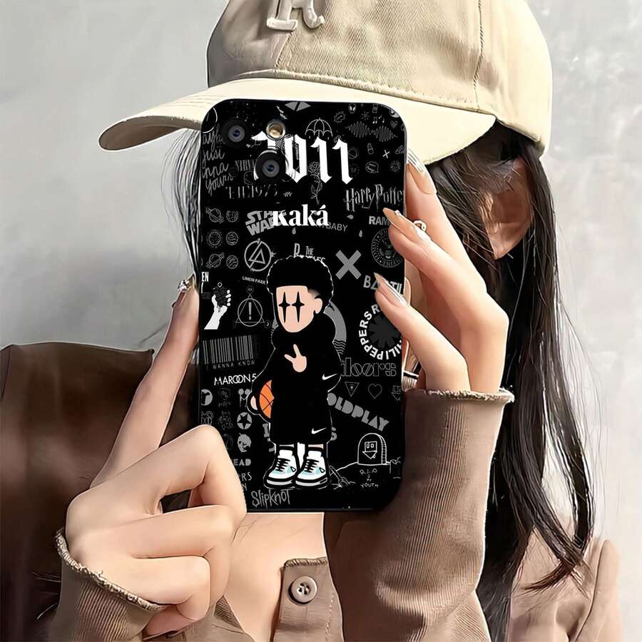 Niño de dibujos animados, baloncesto, 2011, fondo negro, arte moderno. Esta elegante funda es compatible con iPhone 17, 16, 15, 14 Pro Max, 13, 12, 11, XR y XS Plus. Fabricada en TPU flexible, resistente a golpes y arañazos, ofrece una excelente protección contra caídas y un agarre cómodo. Es un regalo ideal para familiares, amigos y seres queridos, y una opción perfecta para festivales. - Negro - Ver 1