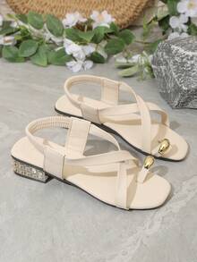 白色女士高跟人字拖凉鞋，2026新款罗马风格凉鞋，女士户外夏季多功能沙滩单趾带高跟凉鞋，新款交叉绑带金属扣高跟人字拖凉鞋