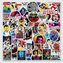 51张第五季贴纸套装——热门粉丝最爱的周边商品，包含威尔和十一的角色主题贴纸、霍珀警长的招牌华夫饼、阿列克谢最爱的冰沙，以及剧中其他标志性符号。适合青少年、成年人和剧迷。 - 彩色 - 查看 1