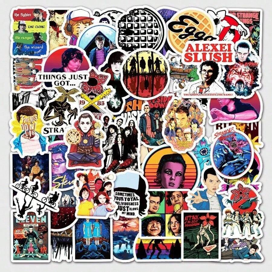 51张第五季贴纸套装——热门粉丝最爱的周边商品，包含威尔和十一的角色主题贴纸、霍珀警长的招牌华夫饼、阿列克谢最爱的冰沙，以及剧中其他标志性符号。适合青少年、成年人和剧迷。 - 彩色 - 查看 1