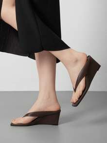 Athlefit Women's Low Wedge Sandals Square Toe Flip Flops Dressy Thong Heels Open Toe Summer Beach Sandals - 棕色 - 查看 3