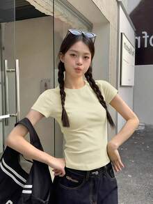 杏色常规肩部短袖T恤，女士夏季款，圆领，修身剪裁，时尚美式风格，百搭露脐休闲上衣 - 杏仁色 - 查看 3