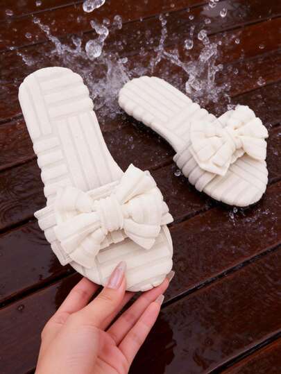 3-9岁女童白色蝴蝶结装饰拖鞋，布艺材质，防水防滑软底单带平底凉鞋，甜美温柔风格，适合夏季、雨天、居家穿着，爆款，好评如潮，时尚设计，软底不磨脚，理想的儿童凉鞋礼物