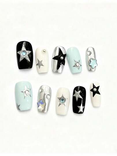 这款美甲贴片名为“星爆色调”，包含10片。它融合了时尚的黑色、柔和的白色和薄荷蓝底色，并饰以金属质感的星星贴纸和闪亮的宝石点缀。冷色调与闪亮细节的巧妙结合，营造出既充满未来感又精致柔美的视觉效果，是为任何造型增添俏皮光彩的理想之选。
