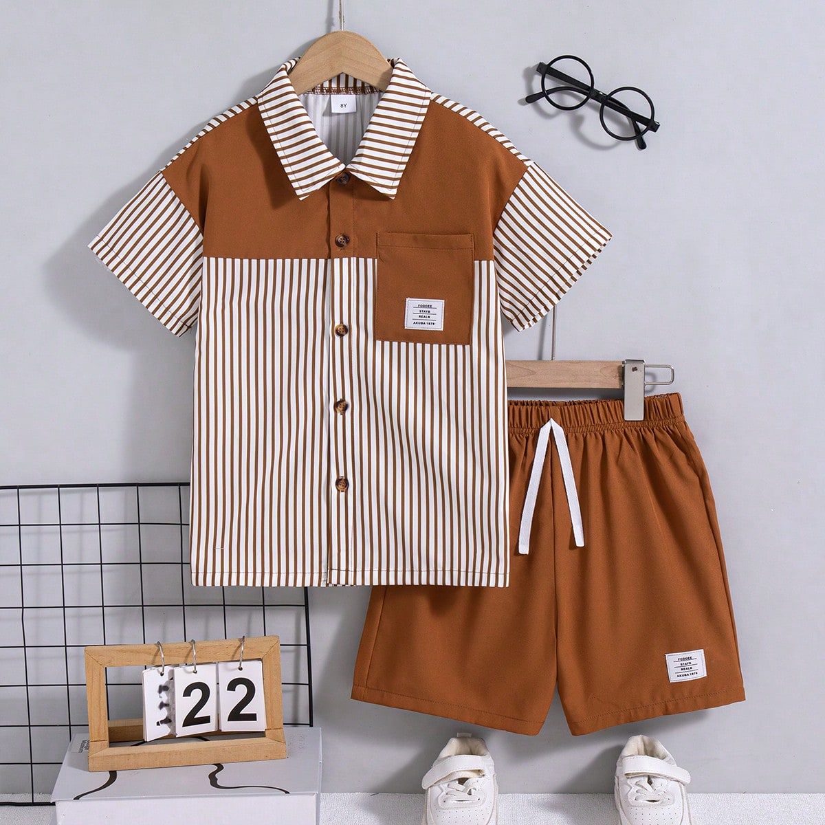 Set de 2 piezas: Parte superior de polo con cuello, mangas raglán y bolsillos con decoración a rayas para niños pequeños, y pantalones cortos con