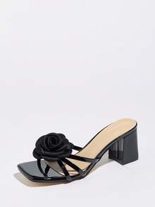 女士高跟鞋，适合春夏夜店、户外旅行、购物、派对、舞台表演、通勤、晚宴、情人节礼物、约会、时尚明星高端宴会等场合。采用3D黑色玫瑰、纯色、镜面、方头、套脚、粗跟设计，性感、前卫、奢华风格，可搭配女士连衣裙、礼服，神秘、高贵、百搭的黑色高跟凉鞋。 - 黑色 - 查看 4