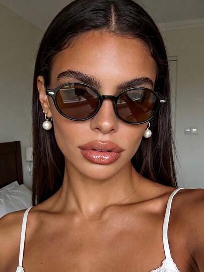 一副棕色圆形小框铆钉装饰太阳镜，适合运动、旅行、驾驶、海滩、节日、度假、街头、钓鱼、户外活动，是街头时尚配饰和夏季海滩度假的理想之选，也是返校季校园时尚之选。