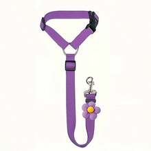 1条紫色花朵装饰宠物牵引绳，车载宠物牵引绳，带扣设计，防止狗狗在车内乱跑，高强度拉力，确保宠物出行安全并提供冲击保护