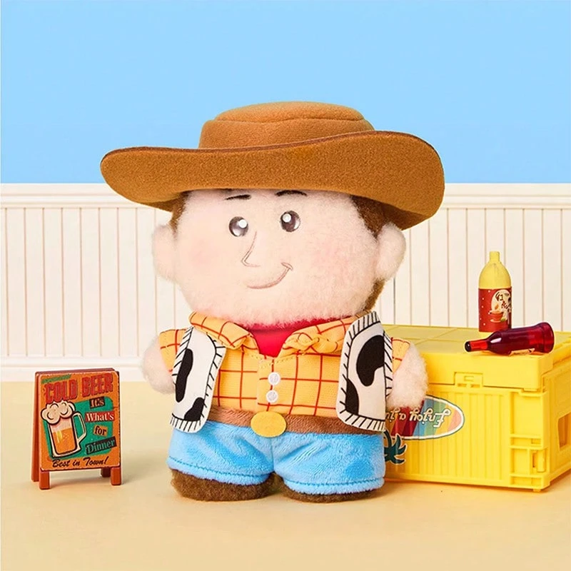 Miniso 1 Stück Disney Mini Plüschpuppe Woody, aus Kurzflor-Material, Cowboy-Outfit Details, Mini Größe, geeignet für Tischplatte/Tragen, Cartoon Plüschpuppe - Verschiedenfarbig - Übersicht 1