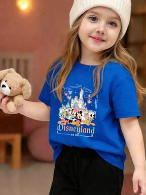  [Disney Licensed] A Children's T-Shirt Featuring Disney Cartoon Prints That Is Sure To Be Loved By All Kids. The Design Includes Cartoon Mickey Mouse, A Castle, And Letter Patterns; This Casual-Style Children's T-Shirt Is Suitable For Both Boys And Girls, Making It Perfect For Christmas Parties And Everyday Outdoor Activities.