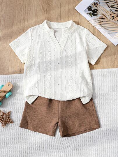 儿童两件套T恤短裤套装，白色V领短袖上衣搭配短裤，时尚休闲男童装，适合夏季旅行、上学、度假、日常穿着。